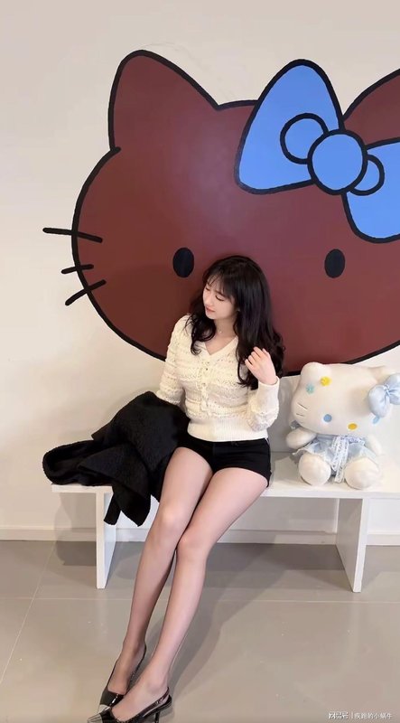 从物理约束到心理赋能:包臀裙如何重塑职场女性的自我认知 时尚用品